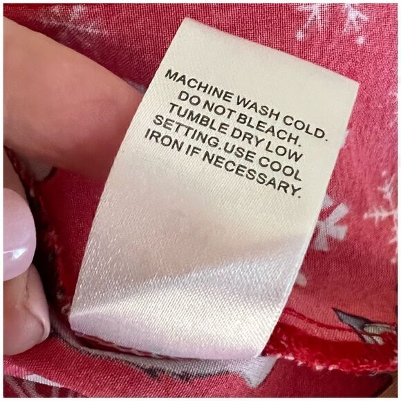 NEW Med Couture Christmas Holiday Scrub Top- Polar Bears & Snowflakes 2XL - Picture 9 of 9